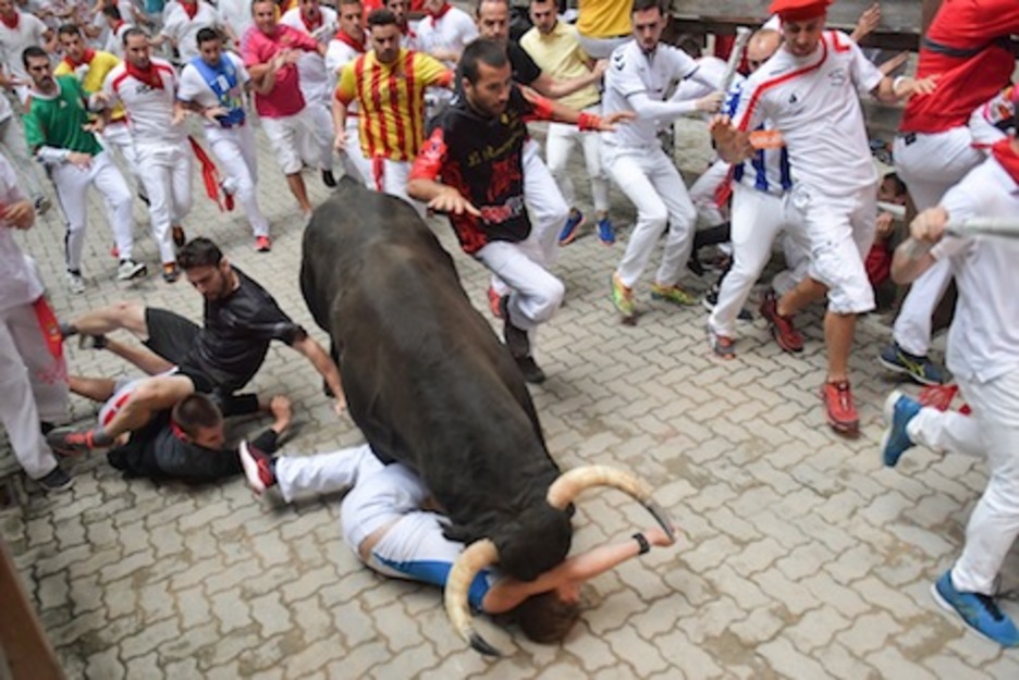 Un corredor pasa por un momento de tremendo peligro en el callejón. (Idoia ZABALETA/FOKU) Un corredor pasa por un momento de tremendo peligro en el callejón. (Idoia ZABALETA/FOKU)