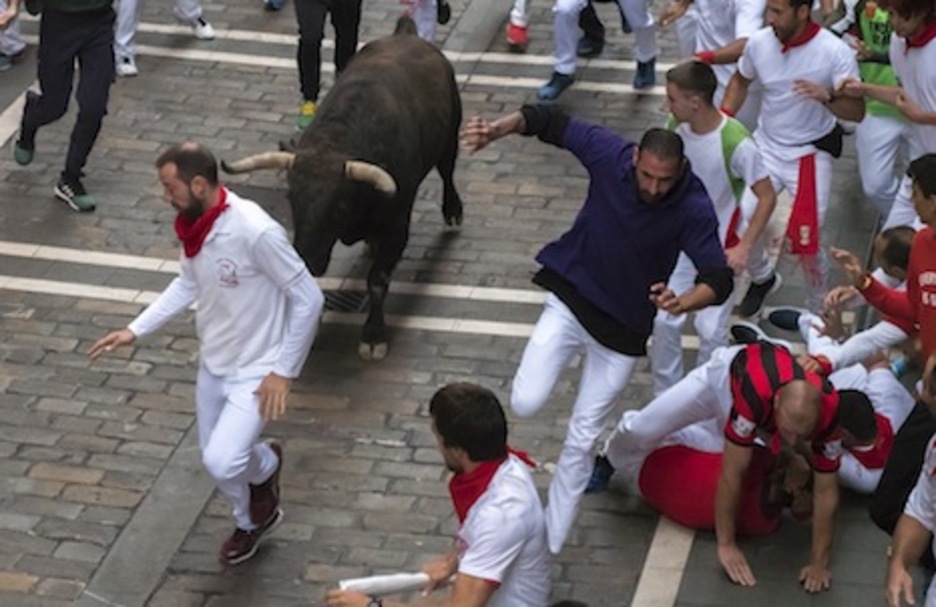 Los corredores se echan a los lados para evitar el rápido bravo. (Andoni CANELLADA/FOKU) Los corredores se echan a los lados para evitar el rápido bravo. (Andoni CANELLADA/FOKU)