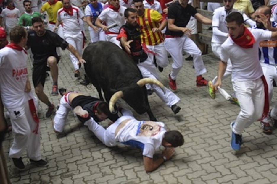 Incauto lanza un derrote en el callejón. (Idoia ZABALETA/FOKU) Incauto lanza un derrote en el callejón. (Idoia ZABALETA/FOKU)