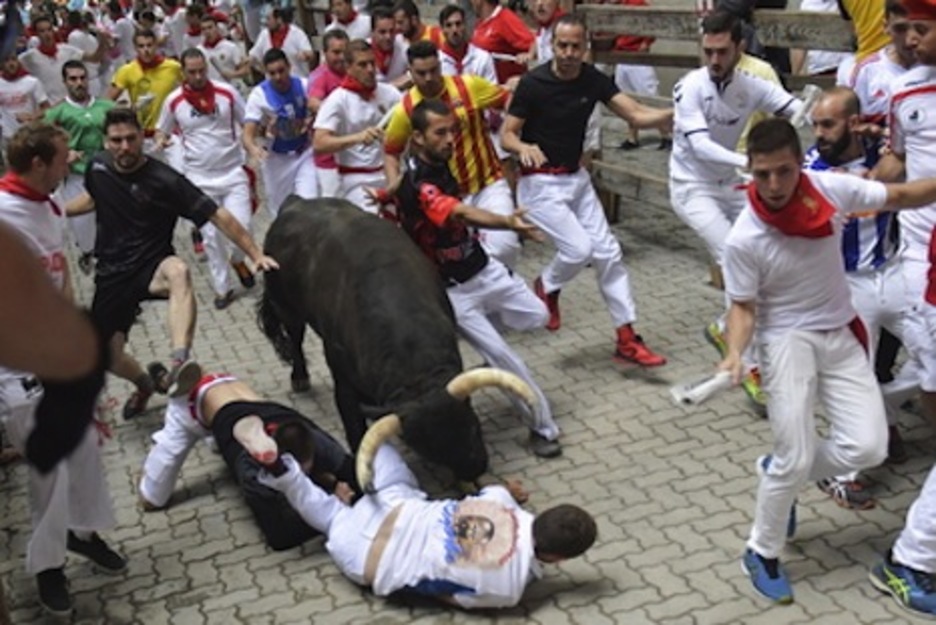 El corredor rueda por el suelo ante las astas. (Lander F.ARROYABE/FOKU) El corredor rueda por el suelo ante las astas. (Lander F.ARROYABE/FOKU)