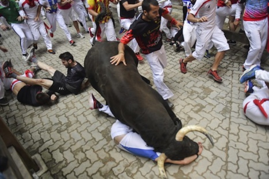 El astado termina cayendo sobre el corredor. (Idoia ZABALETA/FOKU) El astado termina cayendo sobre el corredor. (Idoia ZABALETA/FOKU)