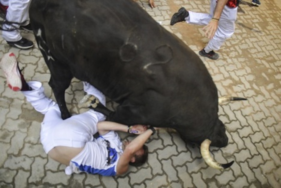 Un último pisotón del morlaco negro bragado antes de seguir su alocada carrera. (Idoia ZABALETA/FOKU) Un último pisotón del morlaco negro bragado antes de seguir su alocada carrera. (Idoia ZABALETA/FOKU)