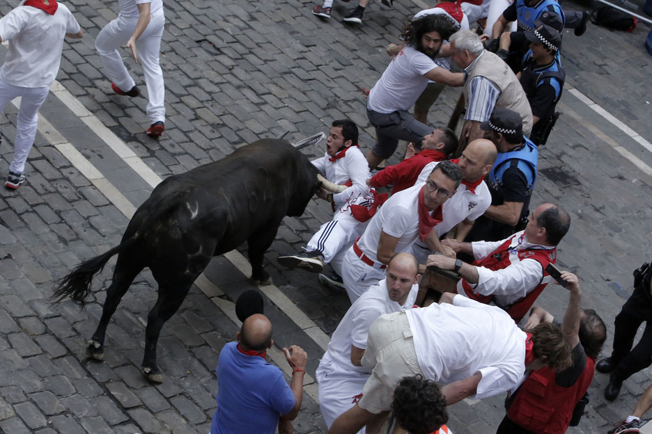 Incauto empitona a un corredor en el Ayuntamiento. (Lander F. ARROYABE / FOKU)