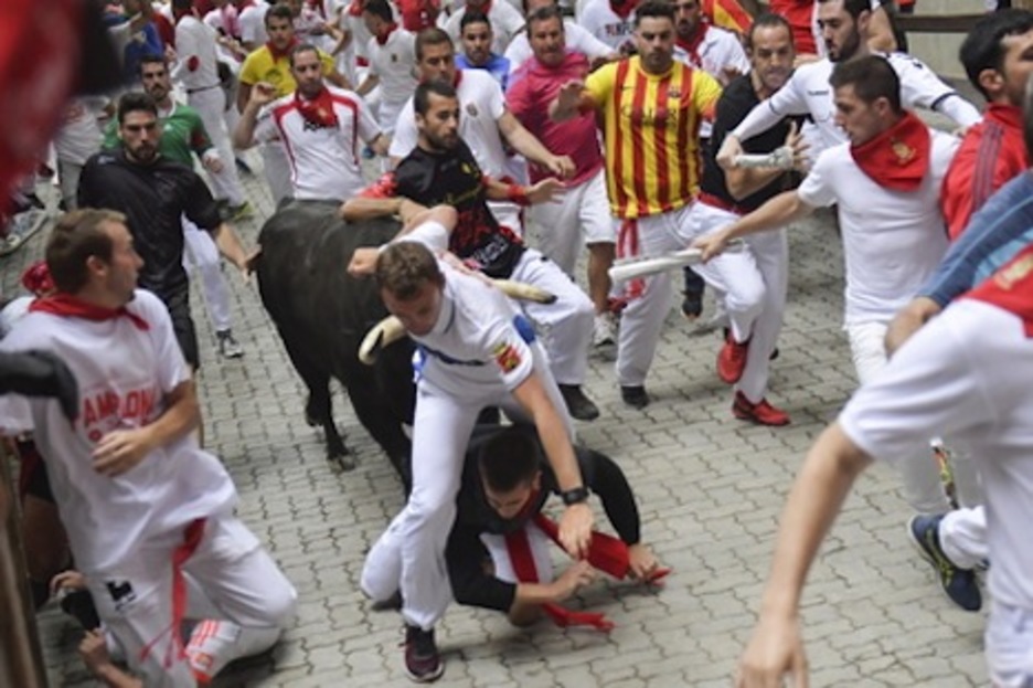 Tropezones de corredores ante la llegada de un Jandilla. (Idoia ZABALETA/FOKU) Tropezones de corredores ante la llegada de un Jandilla. (Idoia ZABALETA/FOKU)