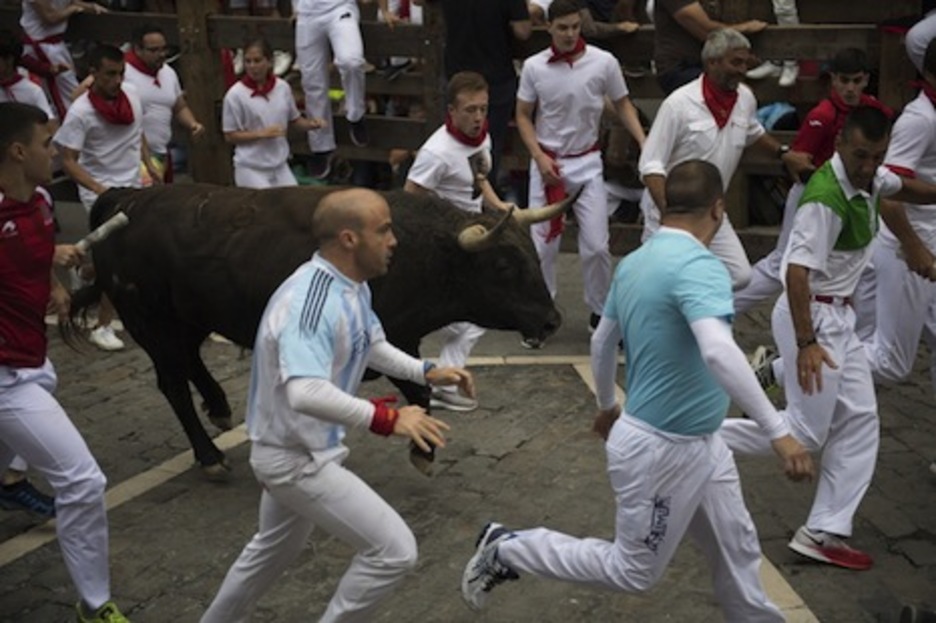 Infractor corre por Telefónica rodeado de corredores. (Juan Carlos RUIZ/FOKU) Infractor corre por Telefónica rodeado de corredores. (Juan Carlos RUIZ/FOKU)