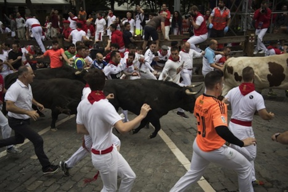 Jugoso encabeza un grupo de Jandillas por Telefónica. (Juan Carlos RUIZ/FOKU) Jugoso encabeza un grupo de Jandillas por Telefónica. (Juan Carlos RUIZ/FOKU)