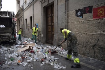Los servicios de limpieza han recogido en sanfermines más de 800.000 kilos de residuos. (Juan Carlos RUIZ/FOKU)