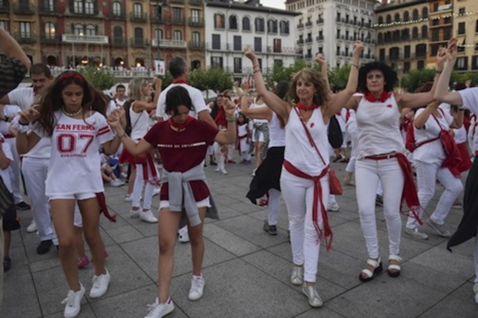 Las más jóvenes también se anima a seguir las evoluciones de las expertas en la materia.  (Idoia ZABALETA/FOKU)