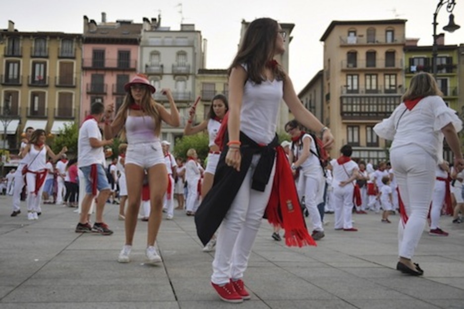 Haciendo unos pinitos en el mundo de los dantzaris.  (Idoia ZABALETA/FOKU)