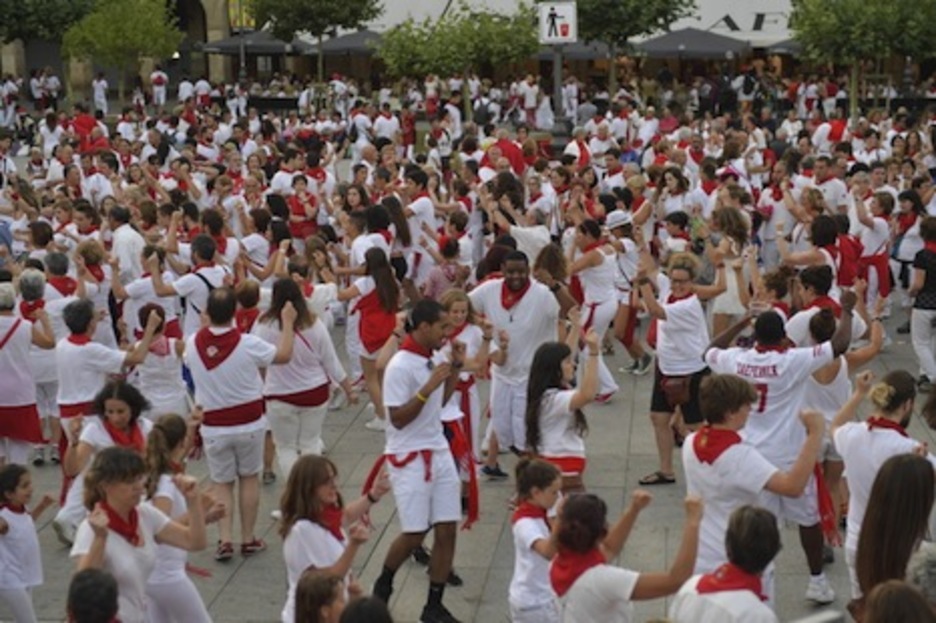 Numerosa gente se reúne en la plaza del Castillo para disfrutar de este momento.  (Idoia ZABALETA/FOKU)