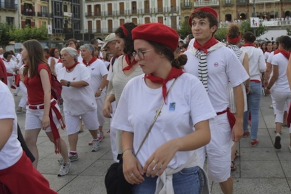 Con txapela y prestando mucha atención a los que saben.  (Idoia ZABALETA/FOKU)