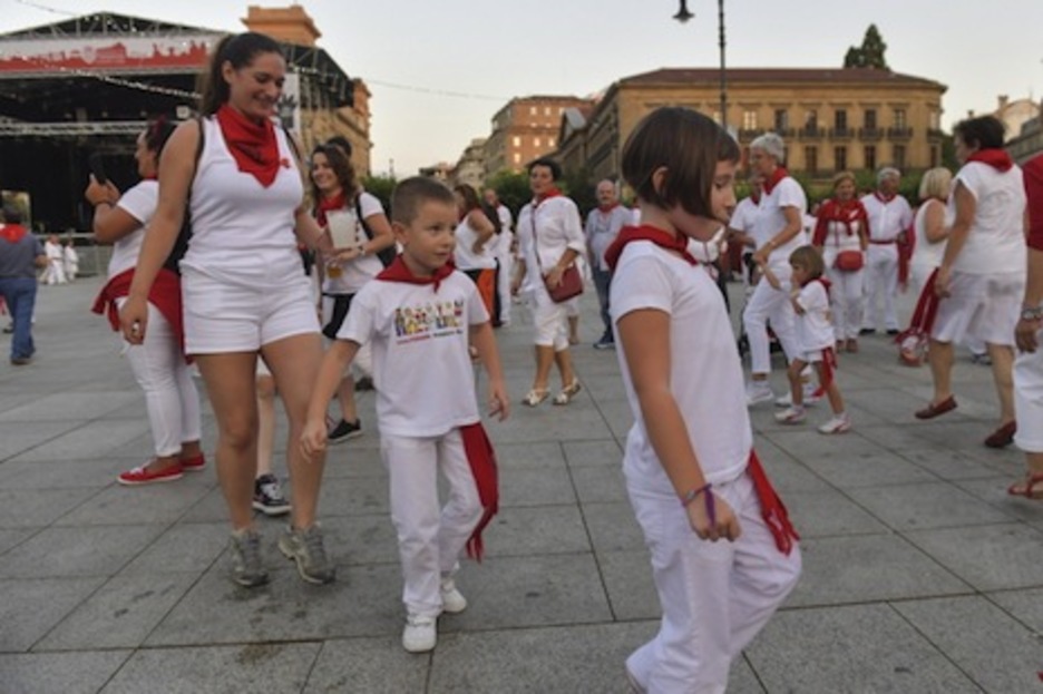 Los más pequeños también se animan a bailar.  (Idoia ZABALETA/FOKU)