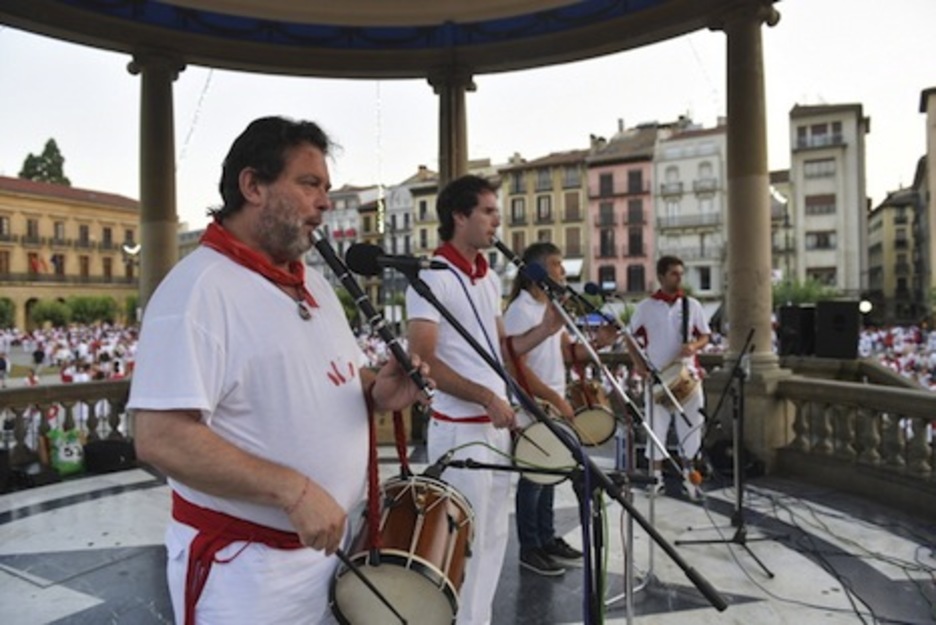 Txistularis y tamborileros dándolo todo en el kiosco.  (Idoia ZABALETA/FOKU)