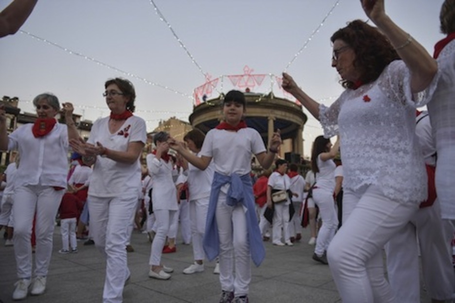 Demostrando cómo se baila.  (Idoia ZABALETA/FOKU)
