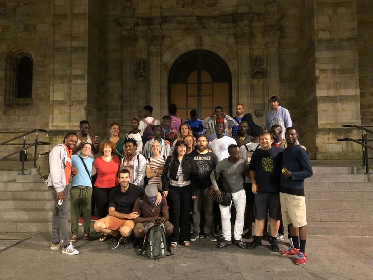 Vecinos de Atxuri con las personas acogidas.