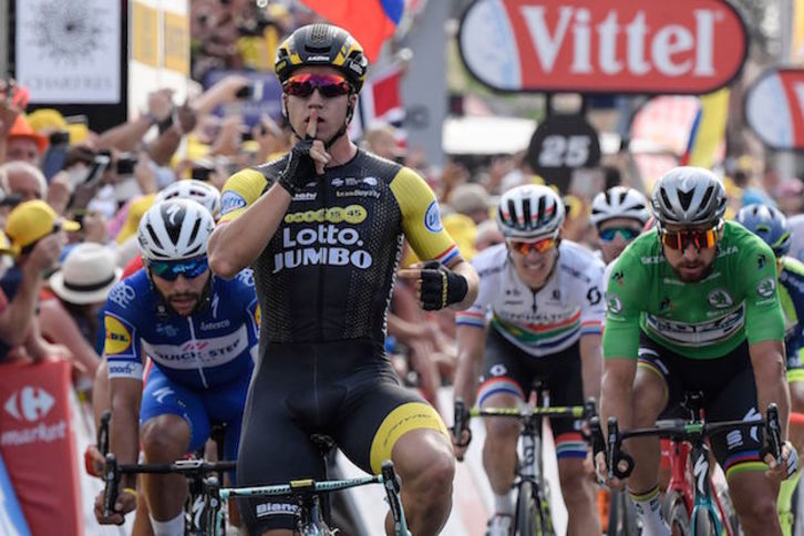 Groenewegen se lleva un dedo a los labios tras ganar la etapa. (Philippe LOPEZ / AFP)