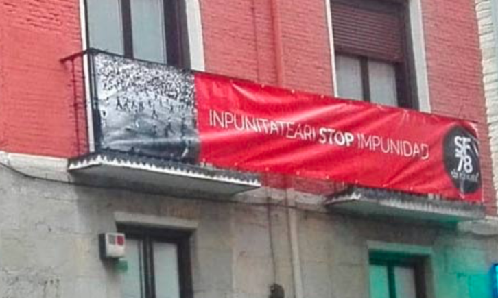 Pancarta de Sanfermines 78 Gogoan! en una vivienda de Iruñea. (@SF78gogoan)
