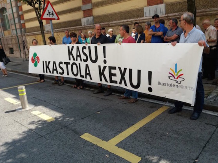 Imagen de la concentración que se ha llevado a cabo en frente del Consulado francés. (@goikodeustu)