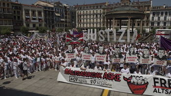 Iruñea ha hecho un alto en los sanfermines para pedir la libertad de los jóvenes de Altsasu. (Jagoba MANTEROLA / FOKU)