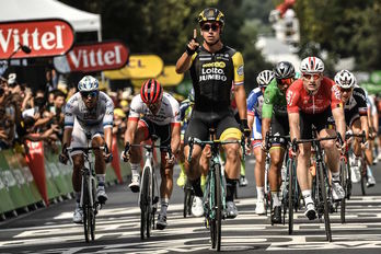 Dylan Groenewegen se ha impuesto con claridad. (Marco BERTORELLO / AFP)