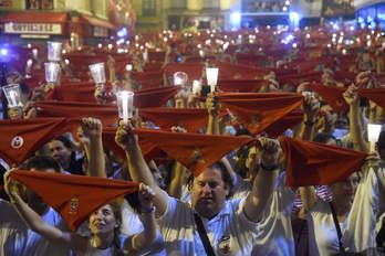 Pañuelos al aire para despedir los sanfermines 2018. (Jose JORDAN / AFP)