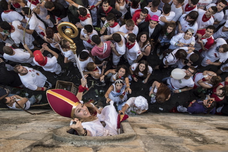 San Fermina, en lo alto de la hornacina. (Jagoba MANTEROLA/FOKU)