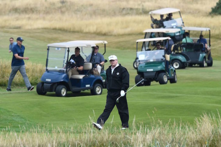 Trump, en su campo de golf de Turnberry, en Escocia. (Andy BUCHANAN/AFP)