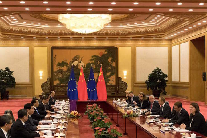 Dirigentes chinos y europeos, reunidos en Pekín. (Ng HAN GUAN/AFP) 