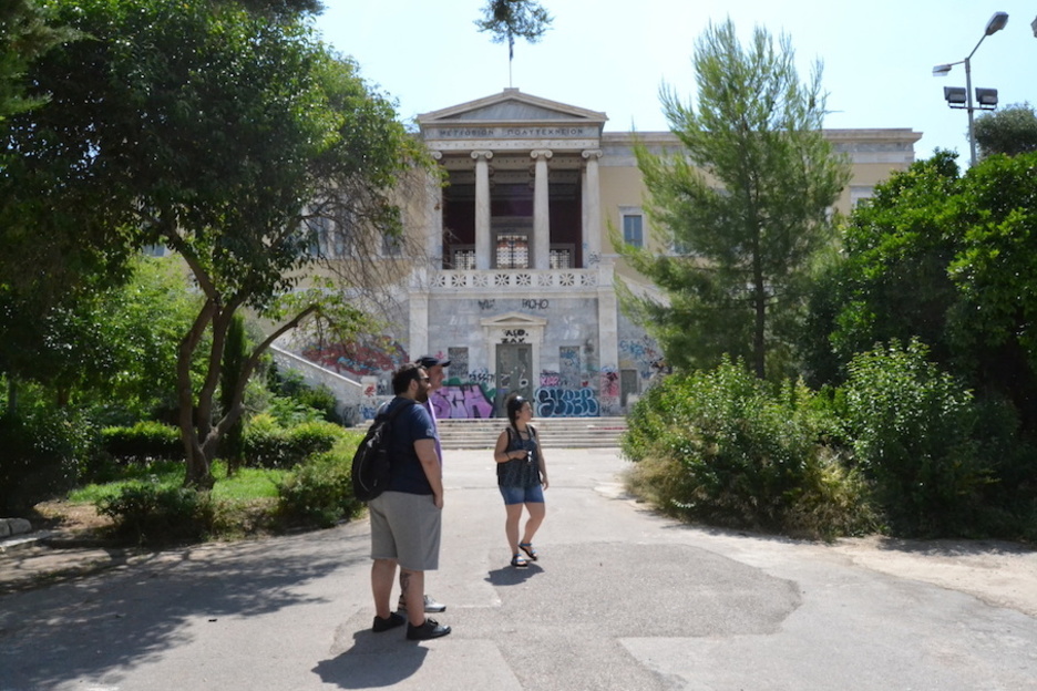 Hamar egunez han eta hemen ibili dira.