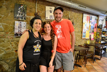 Greziako bigadako kideak, Bartzelonan, bidaia amaituta.