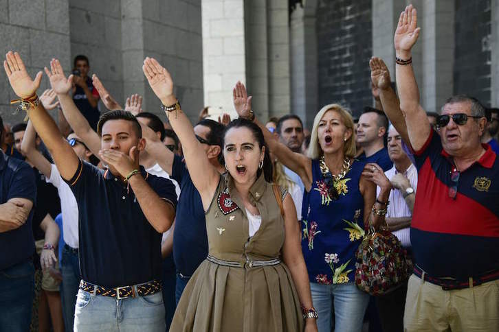 Cientos de personas protestaron ayer en el Valle de los Caídos. (Javier SORIANO.AFP)