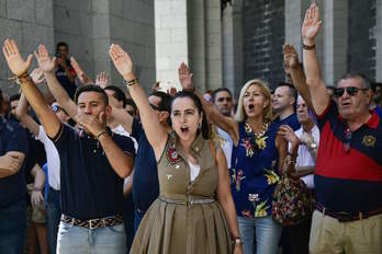 cientos de personas protestaron ayer en el Valle de los Caídos. (Javier SORIANO.AFP)