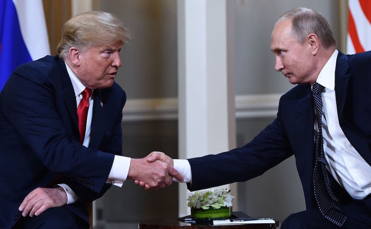 Donald Trump y Vladimir Putin, en una reciente reunión. (Brendan SMIALOWSKI/AFP)