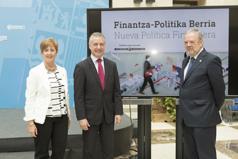 Arantxa Tapia, Iñigo Urkullu y Pedro Azpiazu, en la presentación de la nueva política financiera de Lakua. (IREKIA)