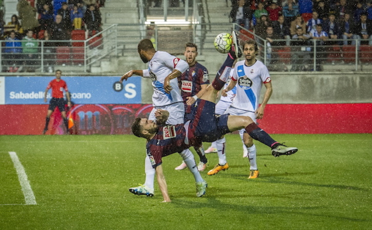 Acrobático remate de Borja Bastón durante su temporada en el Eibar. (Gorka RUBIO / FOKU)