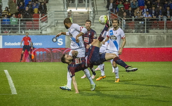Acrobático remate de Borja Bastón durante su temporada en el Eibar. (Gorka RUBIO / FOKU)