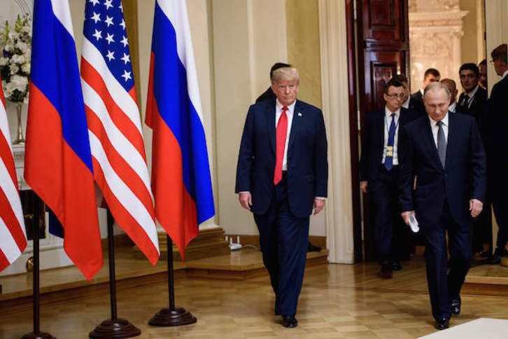 Trump y Putin se dirigen a los atriles para su comparecencia conjunta. ( BRENDAN SMIALOWSKI / AFP)