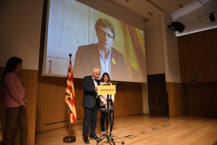 Ferran Mascarell y Gemma Geis han leído el manifiesto de la Crida Nacional. Detrás, Carles Puigdemont ha seguido el acto en videoconferencia. (CRIDA NACIONAL)