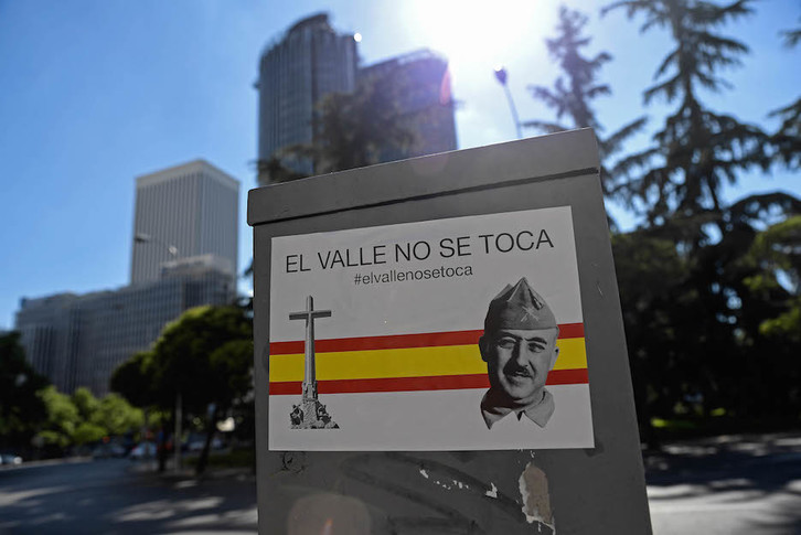 Un cartel en Madrid contra la exhumación de Franco. (OSCAR DEL POZO / AFP)