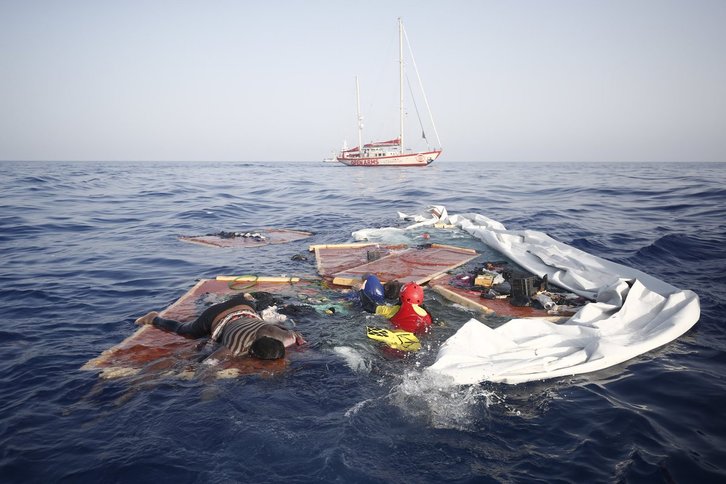 Restos del barco hundido, entre los que se puede apreciar el cadáver de una mujer. (@openarms_fund)