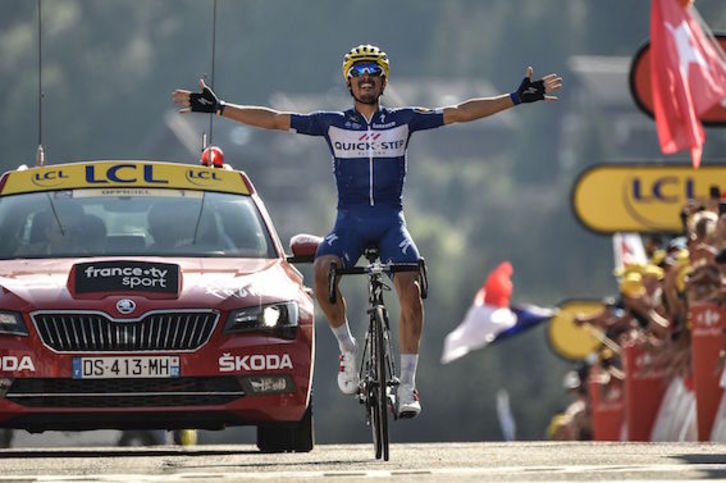 Alaphilippe, en su llegada en solitario. (Marco BERTORELLO/AFP)