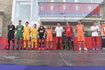 Presentación de las nuevas equipaciones de Osasuna, en Mutiloa. ()