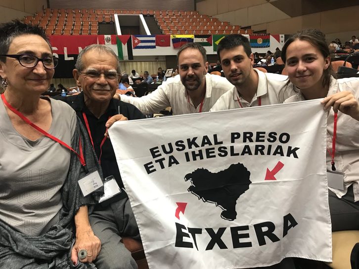 La representación de la izquierda abertzale, junto al expreso independentista de Puerto Rico Óscar López. (SORTU)