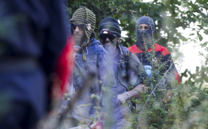Dos de los activistas anti-TAV abandonan la mina tras ser desalojados por la Ertzaintza. (Juanan RUIZ / FOKU)