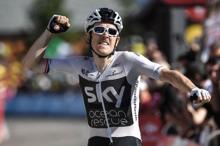 Geraint Thomas se ha llevado la victoria en La Rosière tras adelantar en los últimos metros a Mikel Nieve. (Marco BERTORELLO/AFP)