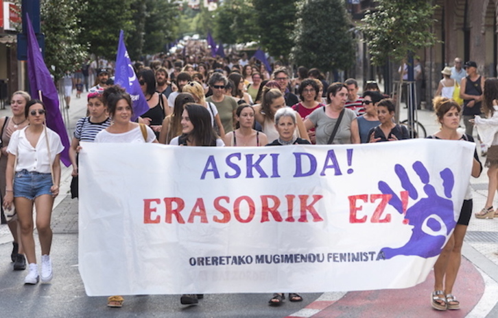 Errenteriako mugimendu feministak deituta herrian zehar egin dute manifestazioa. (Andoni CANELLADA/FOKU)