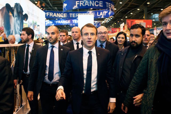 Alexandre Benalla, con barba junto a Macron, en una visita al Salon de Agricultura de París. (THIBAULT CAMUS / AFP) 