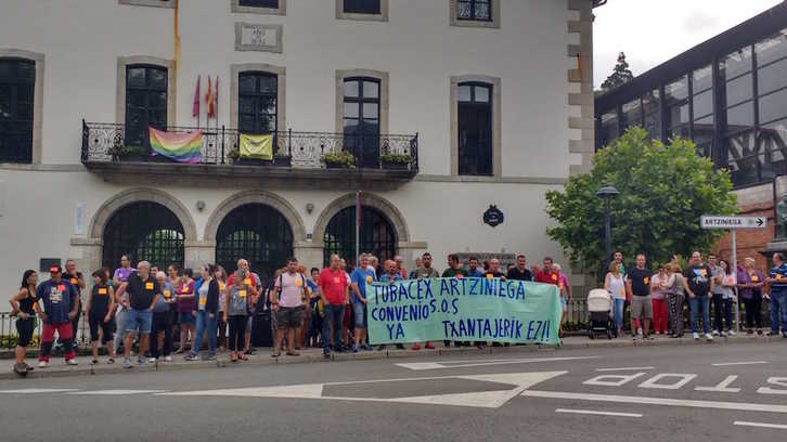 Los trabajadores de Tubacex Taylor Accesorios en Artziniega se han concentrado este mediodía. (@GARA_jvivanco)