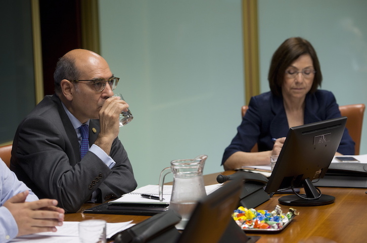 El consejero Jon Darpón y la directora de Osakidetza, María Jesús Múgica, en su comparecencia en el Parlamento de Gasteiz. (Raúl BOGAJO/FOKU)