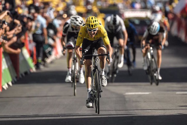 Thomas ha cruzado la meta de Alpe d'Huez vestido de amarillo. (Marco BERTORELLO/AFP)